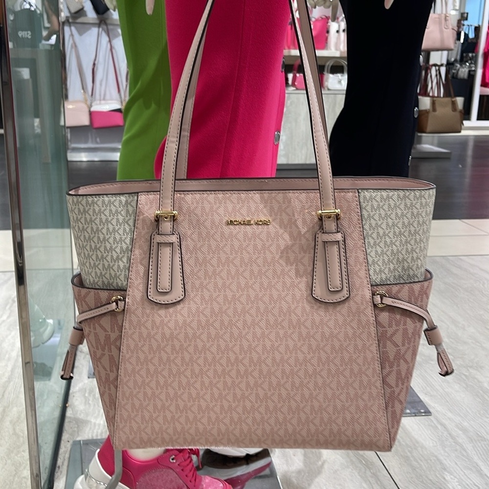 Michael Kors Voyager Large Color-Block Signature Logo Tote Bag
Powder Blush Mult - Picture 8 of 16